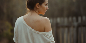 Boutons dans le dos : causes et que faire